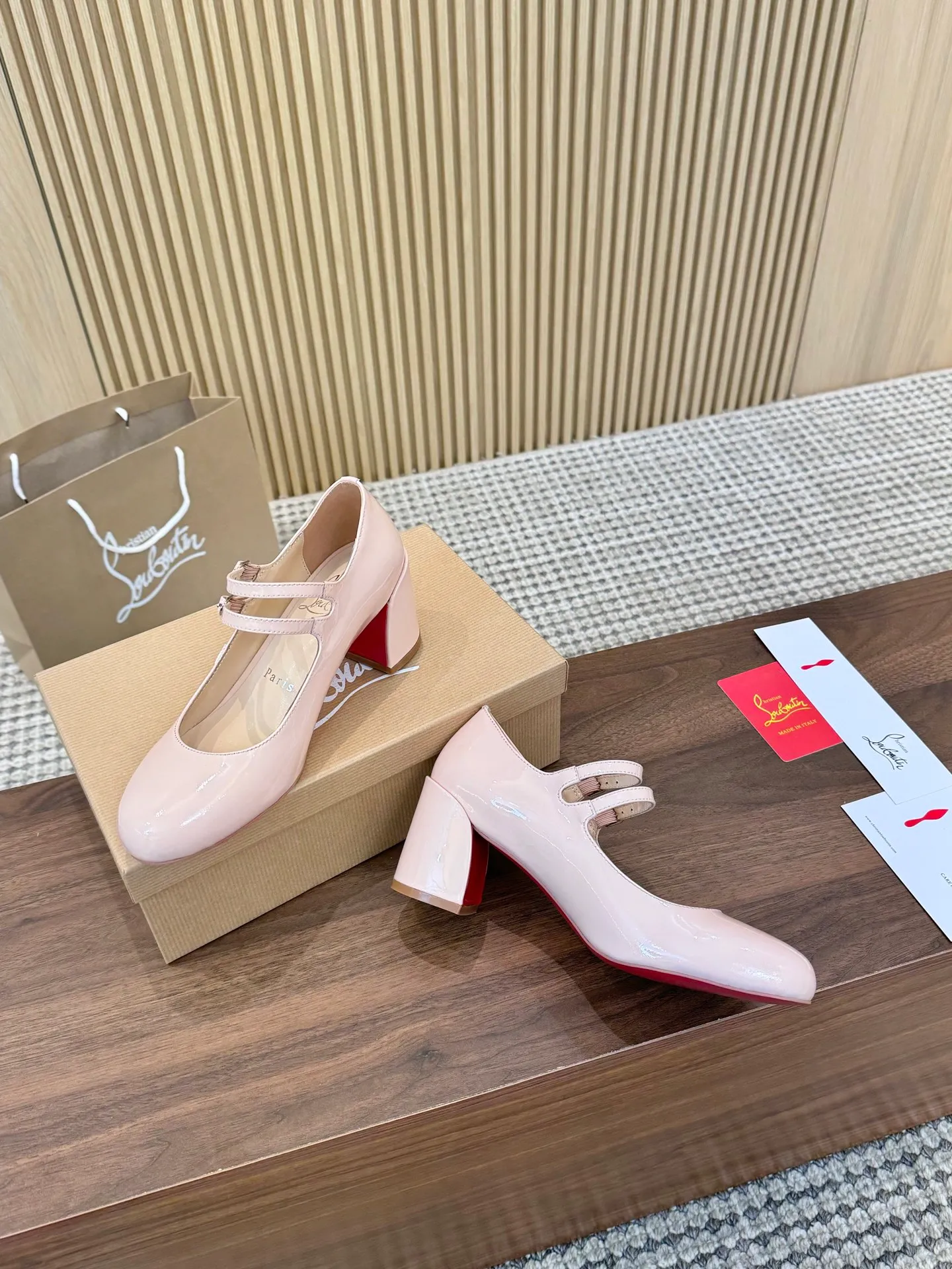 👟👟Ex-factory price 660👟👟 Christian Louboutin CL👠 "Patent Leather Series" Noble and luxurious, real blingbling✨ Real materials, all customized by the pattern maker, and the materials are made of original customized materials to achieve the taste of the original. 6 color options💍Upper: imported 👉cow patent leather💪 Inner: sheepskin feet/lining Size: 34-40.41.42 Heel height: 6.5cm Genuine leather sole